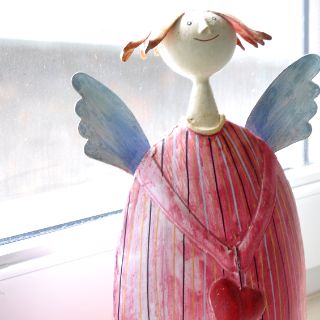 Das Motiv zeigt einen kleinen rosa Engel als Dekoration im Behandlungsraum der onkologischen Ambulanz.