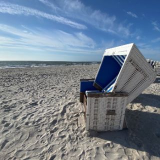 Sandstrand mit Strandkorb