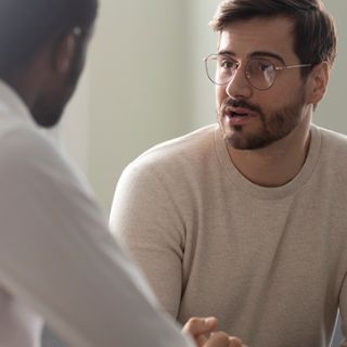 Bild: Mann mir Brille während einer Therapiesitzung