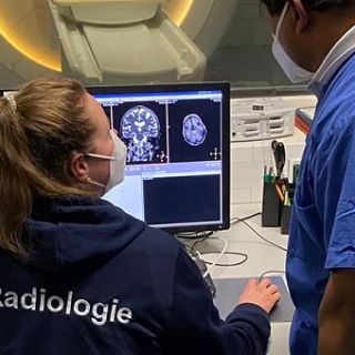 Foto: MTR und Radiologen besprechen CT Bilder an einem Bildschirm