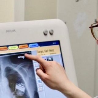 Foto: Medizinische Technologin arbeitet an einem Bildschirm 