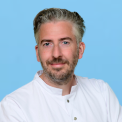 Text: 2025_Christian Behrendt_blauer Hintergrund