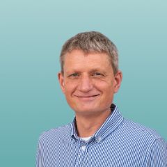 Das Motiv zeigt ein Porträt von Pflegedienstleitung Volker Raschke