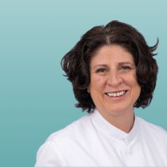 Das Bild zeigt ein Porträt von Onkologie-Chefärztin PD Dr. Georgia Schilling.