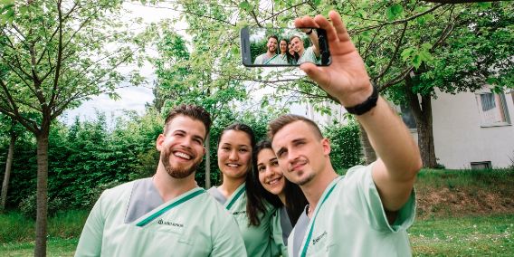 Foto: Azubis machen gemeinsamein Selfie mit dem Smartphone