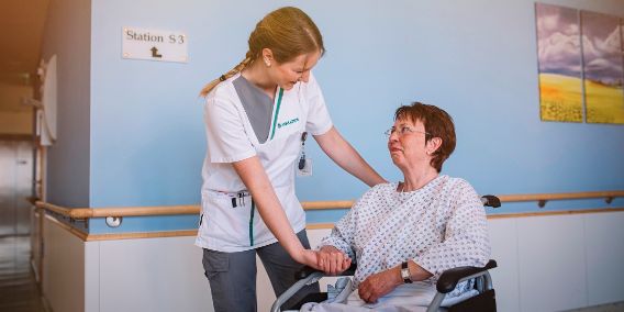 Foto: Gespräch zwischen einer Patientin und einer Asklepios Mitarbeiterin
