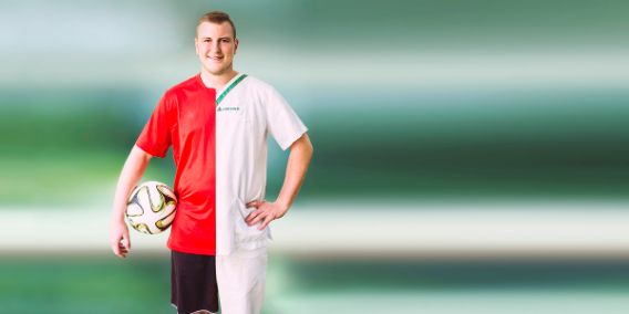 Bild: Schüler mit Fußball