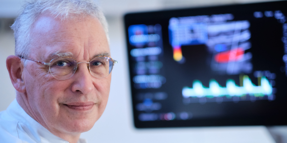 Experte vor einem Monitor mit neurologischen Messungen