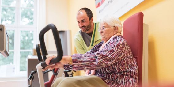 Foto: Patientin trainiert am Ergometer in einer Ancoris Geriatrie