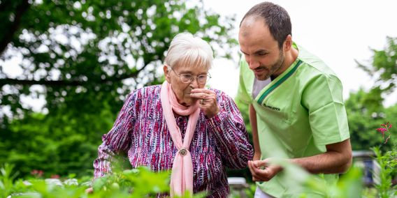 Foto: Patientin und Therapeut im Therapiegarten