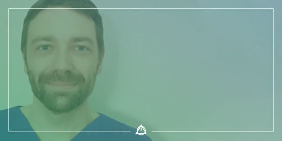 Portraitfoto von Asklepios Kollege Lars Sigl mit Heldenrahmen