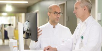 Prof. Dr. Alexander Ghanem (l.) und Dr. Jochen Gehrke am Visitenwagen