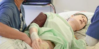 Trainiert wird mit High-Tech-Simulationspuppen, die auf medizinische Interventionen reagieren wie ein Mensch.