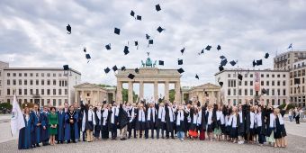 Ein unvergesslicher Moment: Der traditionelle Hutwurf vor der imposanten Kulisse des Brandenburger Tors