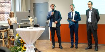 Offizielle Eröffnung ins neue akademische Jahr – von links: Elisa Jannsen, Dr. Thorsten Thiel, Prof. Dr. Péter Nyirády, Prof. Thomas von Hahn. Offizielle Eröffnung ins neue akademische Jahr – von links: Elisa Jannsen, Dr. Thorsten Thiel, Prof. Dr. Péter Nyirády, Prof. Thomas von Hahn.