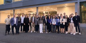 Studierende und Vertreter:innen des Asklepios Campus Hamburg vor dem Gebäude der Roche Pharma AG in Studierende und Vertreter:innen des Asklepios Campus Hamburg vor dem Gebäude der Roche Pharma AG in