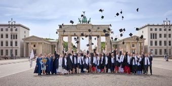 Der traditionelle Hutwurf vor dem Brandenburger Tor bildet den feierlichen Abschluss der Diplomverleihung.