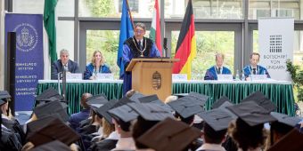 Professor Dr. Béla Merkely würdigt die Leistungen des Abschlussjahrgangs.