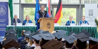 Professor Dr. Béla Merkely würdigt die Leistungen des Abschlussjahrgangs.