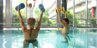 Bild: Im Bewegungsbad führen Patienten Übungen aus