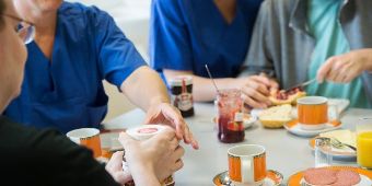 Szene Fruehstuecksgruppe Fruehstuecksgruppe