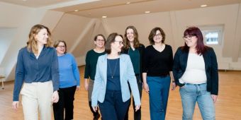 Logopädie Kollegium Kollegium der Logopädie Ausbildung an der Medizinischen Akademie Hamburg. 7 Frauen, die lachend auf die Kamera zugehen.