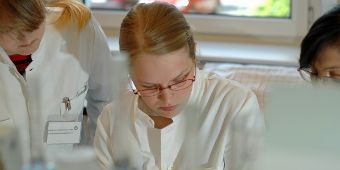 Eine MTLA Azubi während einer praktischen Laborübung bzg-hh-mtla_ausbildungsinhalte