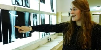 Als MTRA kannst du Röntgenbilder interpretieren und erkennst sofort was dem Patienten fehlt Bild: Eine MTRA wertet ein Röntgenbild aus und kann den Knochenbruch sofort erkennen.