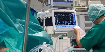 Während der OP dokumentiert eine Anästhesietechnische Assistentin wichtige Werte bzg-hh-ata-titel