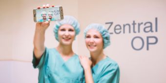 ATA Auszubildende mit Smartphone Bild: ATA Auszubildende mit Smartphone
