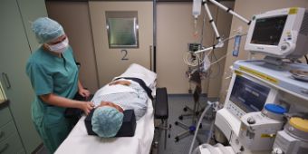 Anästhesietechnischer Assistent Schüler während der Einleitung mit Patient