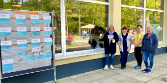 Frau Tiedemann während der Auslosung der Grippeschutzaktion Auslosung