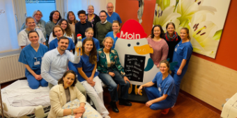 Gemeinsam mit der Klinikleitung hat das Hebammenkonto Altona unter den Bedingungen des Hebammenhilfevertrags die Zusammenarbeit bestätigt – für eine sichere und individuzelle Geburtshilfe im PNZ Altona.