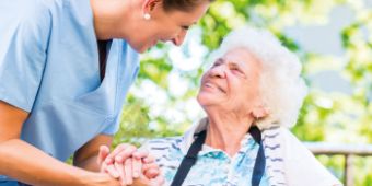 Ancoris-Tag 2022 - geriatrische Patientin lächelt ihre Pflegefachkraft an Bild: Ancoris-Tag 2022 - geriatrische Patientin lächelt ihre Pflegefachkraft an