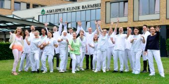 Orthopädie Team Foto: Team der Orthopädie mit Ärzt:innen, Pflegekräften und Therapeut:innen