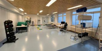 Viele verschiedene Arbeitsplätze für diverse Übungen