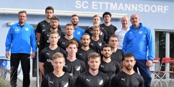 Die Mannschaft des SC Ettmannsdorf mit Oberarzt Boris Herbst und Trainer Mario Albert (oben rechts). 