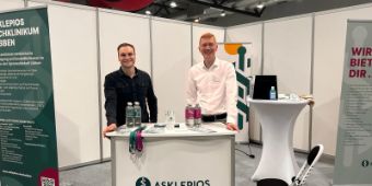 Das Bild zeigt Herrn Norman Leschke sowie Ronny Schulz am Messestand der Klinik