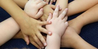 mehrere Hände fassen sich mehrere Hände fassen sich