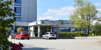Der Haupteingang der Klinik Der Haupteingang der Klinik
