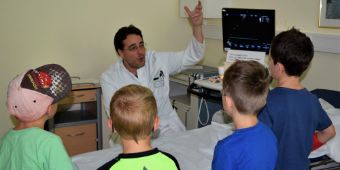 Dr. Christian Glöckner erklärt den Ultraschall