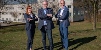 Das Bild zeigt den Oberarzt Dr. Blaß, sowie den Chefarzt Dr. Scherk und die Geschäftsführerin Frau Rennerich