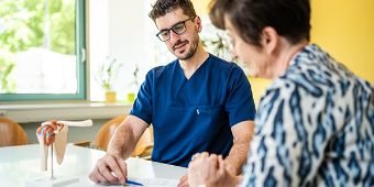 Dr. Jehad Abdel-Aziz im Gespräch mit einer Patientin. Dr. Jehad Abdel-Aziz im Gespräch mit einer Patientin.