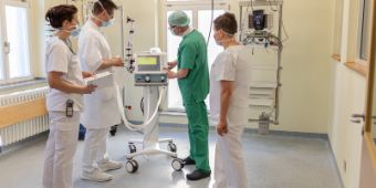 Klinikmitarbeiter am Beatmungsgerät Klinikmitarbeiter am Beatmungsgerät