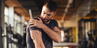 Schulterprobleme sind häufig die Folge von extremen Belastungen im Sport.