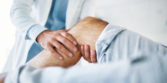 Ein Bone bruise, auch bekannt als Knochenmarködem, kann schmerzhaft sein. Ob es sich bei der Verletzung um einen Bone Bruise handet, wird im MRT ersichtlich