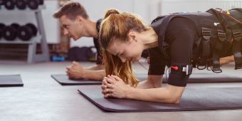 Beim EMS-Training werden auch tiefgehende Muskeln durch elektrische Impulse stimuliert. EMS-Training gilt als äußerst effektiv