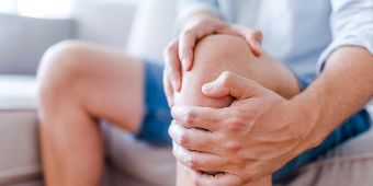 Arthrose im Knie ist häufig mit Schmerzen verbunden. Arthrose Schmerzen Knie