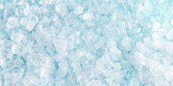 Ein Bad in der Eistonne nach dem Sport – sinnvoll oder nicht? Eiswürfel Eis Eistonne