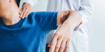 Gelenkspritzentherapie bei Arthrose Schulter Arthrose Schmerzen Gelenk